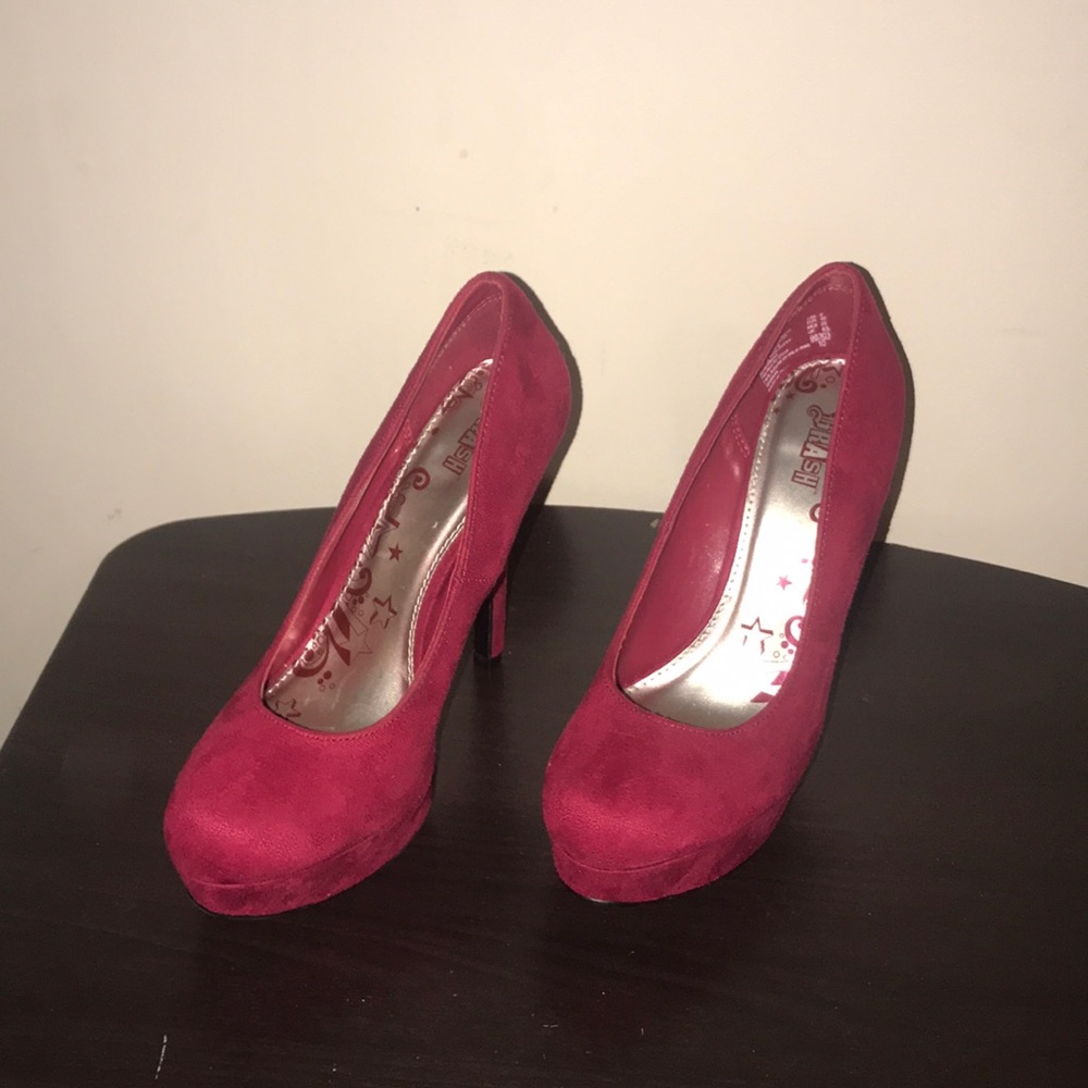 Women’s red size 8 pump